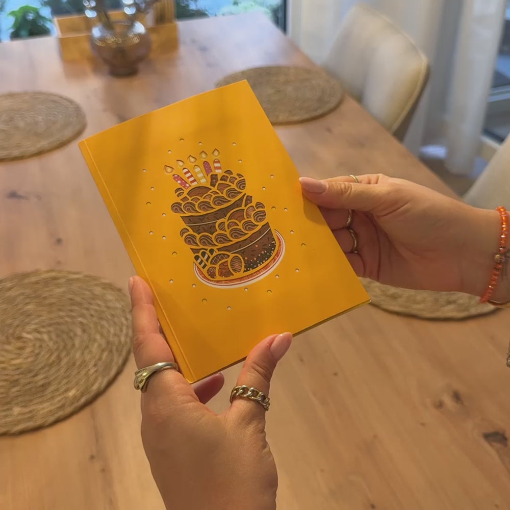 Video: Schokotorte mit Kerzen Pop-Up Karte wird aufgeklappt