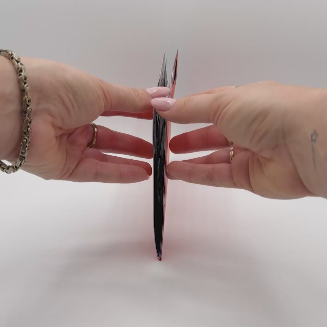 Video laden: Video von 3D Pop-Up-Karten beim Aufklappen